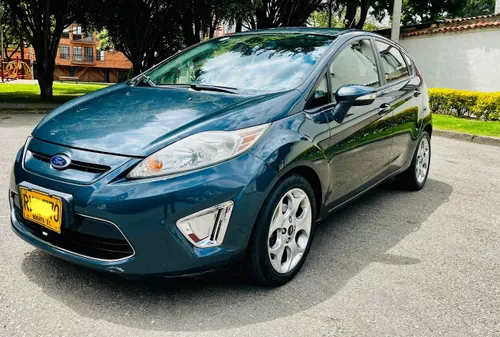 FORD FIESTA HB 2011 SES TITANIUM MECÁNICO cuatro puertas amplio baúl cinco pasajeros. FULL EQUIPO.