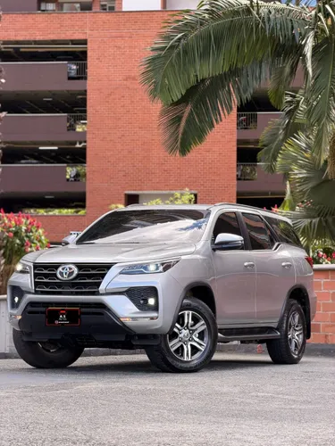 Vencambio Toyota Fortuner 2023 SR 2.4 Diesel Automática Unico dueño