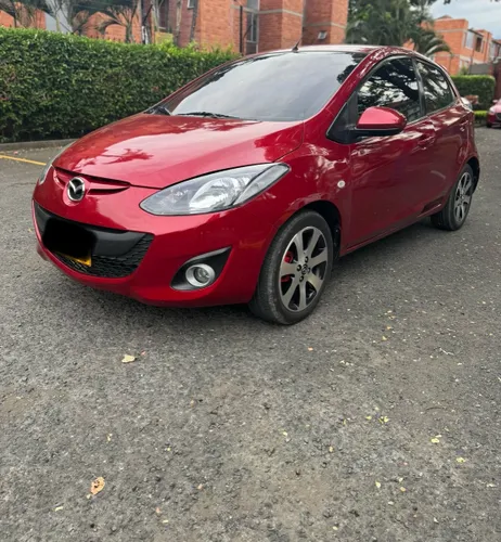 Vendo Mazda 2 AT Full estado - Modelo 2012