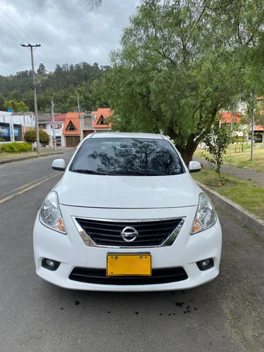 Nissan Versa Full equipo