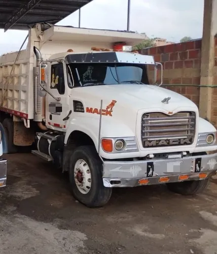 Volqueta Mack doble troque granite 2005