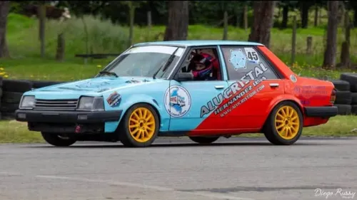 MAZDA 323 DE CARRERAS CON TRAILER