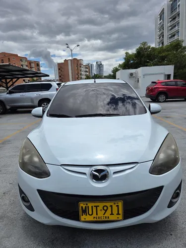 Mazda 2 blanco nevado bicapa