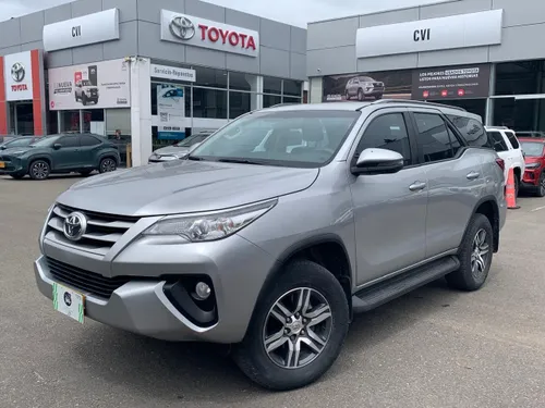 TOYOTA - UCT 	FORTUNER STREET 2.7 AT