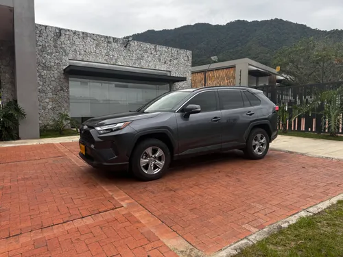 Toyota Rav4 XLE 2022 híbrida