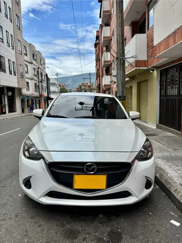 Mazda 2 Sedan Touring Automático 2020