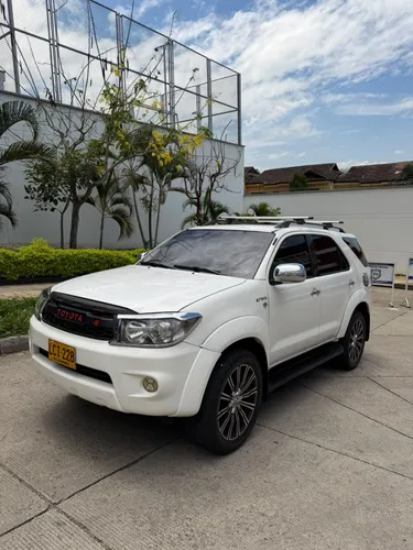 Toyota fortuner sr5 con mas de 15 millones en extras escribir al whatsapp