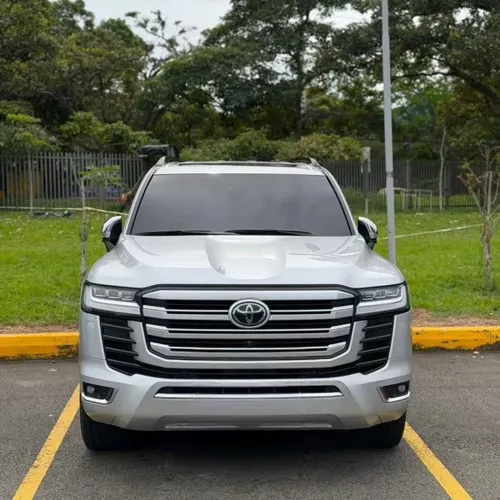 TOYOTA LAND CRUISER LC300 ZX 
Blindaje 2  Modelo 2023  50.000 km