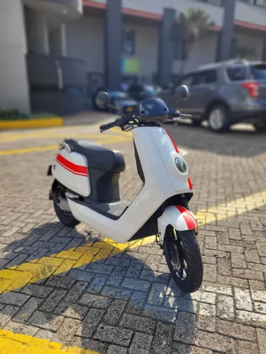 scooter eléctrica NIU NGT Sport modelo 2022