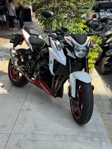 Suzuki GSX 750 modelo 2020 con 4.000 km