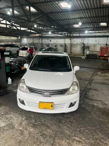 Nissan Tiida Premium 2012