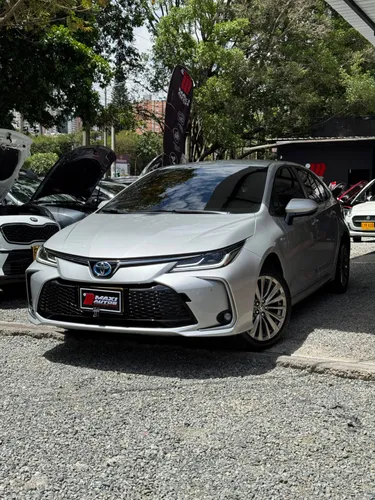 TOYOTA COROLLA XEI 2025 1.8L HIBRIDO AUTOMATICO PLATA KMS 20.000