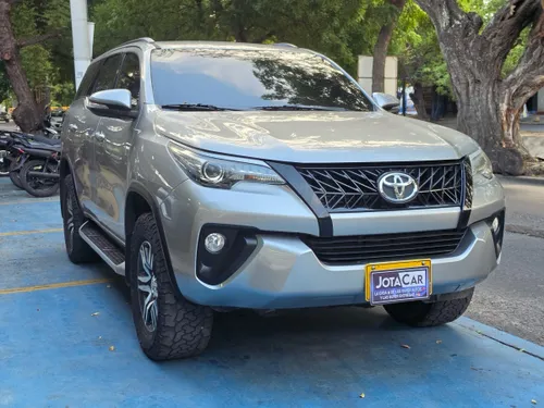 TOYOTA FORTUNER SR 2.4 DIESEL