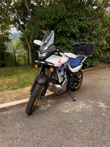 SE VENDE TRANSALP 750 4.000 KM
