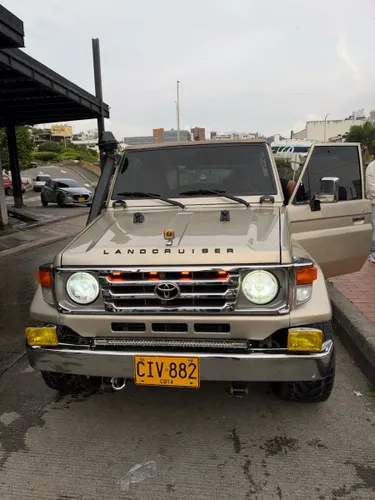 Toyota 4.5 Carpada con sonido como nueva para alguien de buen gusto
