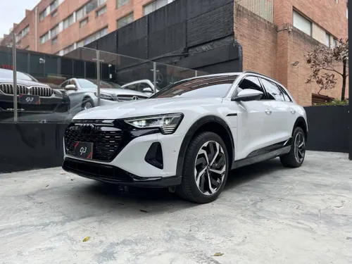 Audi Q8 E-TRON 50 S-Line Black Package