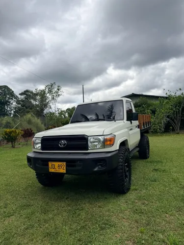 Toyota Land cruiser estacas 2023