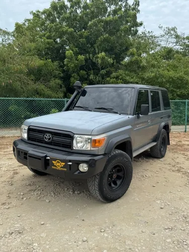 Toyota Land Cruiser 76