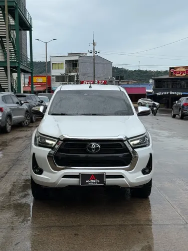 TOYOTA HILUX  2023  SRX  2.8  DIÉSEL  4x4  AUTOMÁTICO