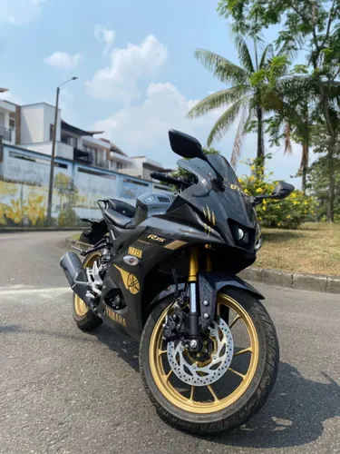 YAMAHA R15 COMO NUEVA