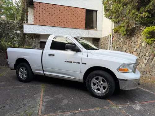 DODGE RAM 1500 5.7 LITER HEMI AT 4X4