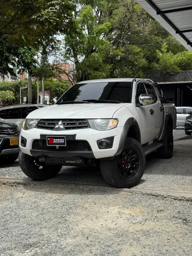 MITSUBISHI L200 SPORTERO 2.5 MECANICA 4X4 DIESEL. MODELO 2015