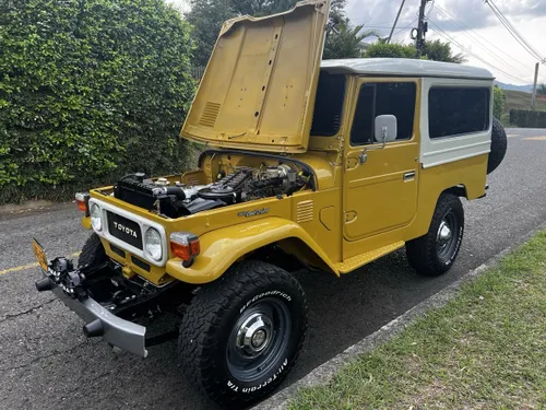 Toyota Land Cruiser FJ43 1983 restaurado