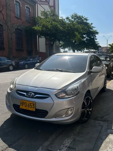Hyundai Accent i25 1.6 Sedán
