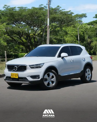 VOLVO XC40 MOMENTUM