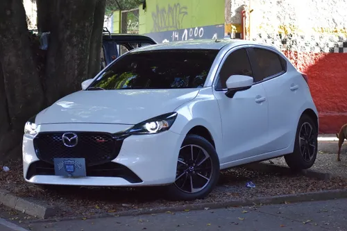 Mazda 2 Grand touring LX Accesorios Carbón 2024