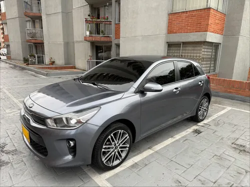 Kia Rio Vibrant 2020. Mecánico. 1.400 cc.