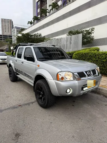 NISSAN FRONTIER 2015 - Gasolina 4x4 - excelente estado