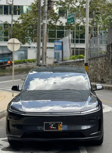Tesla Model Y AWD