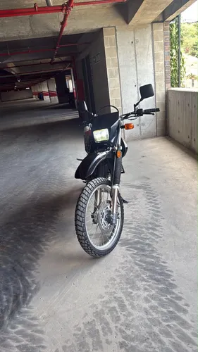 Suzuki DR 650 negra 2022