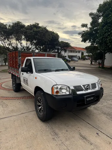 Nissan np300 de estacas