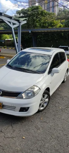 Nissan Tiida Premium 2012