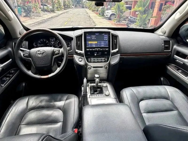 Toyota Lc200 VX blindada 2018 - imagen secundaria 1