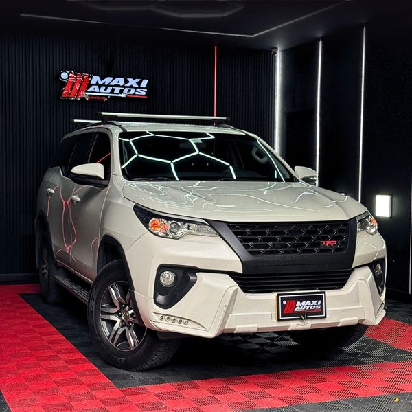 Toyota Fortuner Street 2.400 cc 4x2 Automática - imagen secundaria 2