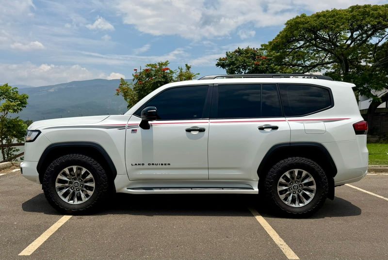 Toyota sahara LC 300 GR-S 2023 edicion especial GAZZO RACING SPORT - imagen secundaria 2