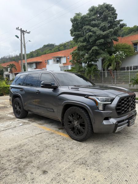 Toyota Sequoia Capstone Híbrida - imagen secundaria 1
