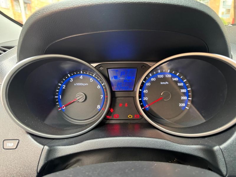 HYUNDAI TUCSON IX35 2.4 4X4 GLS - imagen secundaria 1