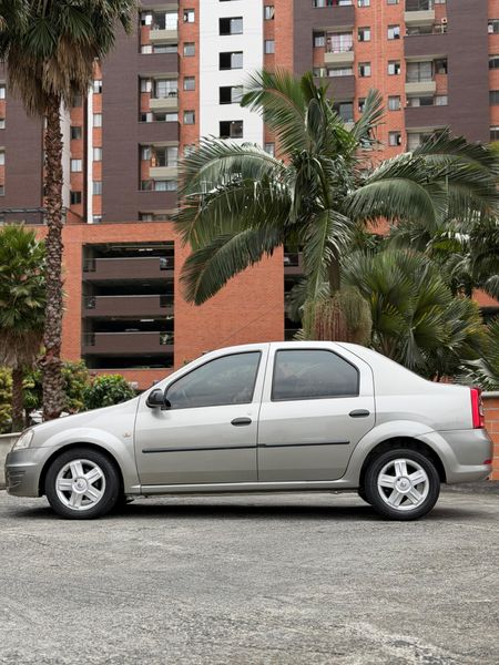Vencambio Renault Logan 2011 Segundo propietario - imagen secundaria 1