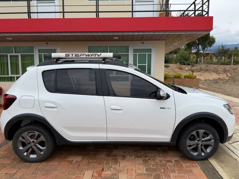Renault Sandero Stepway Dynamique 1.6 - imagen secundaria 2