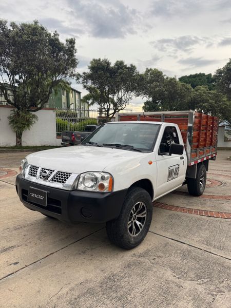 Nissan np300 de estacas - imagen secundaria 2