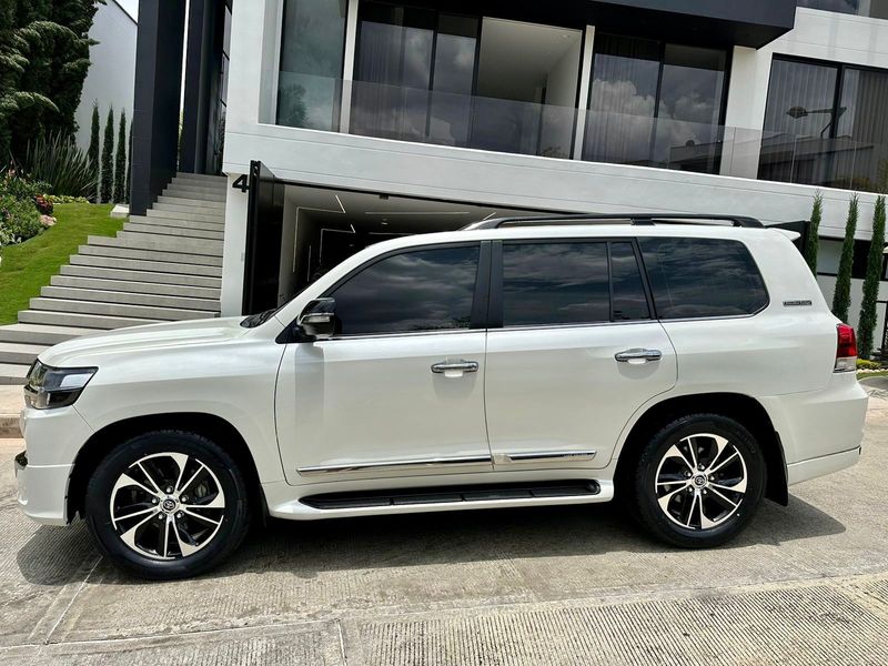 TOYOTA SAHARA LC200 EUROPEA EXECUTIVE LOUNGE BLINDAJE 2 PLUS MODELO 2020 - imagen secundaria 2