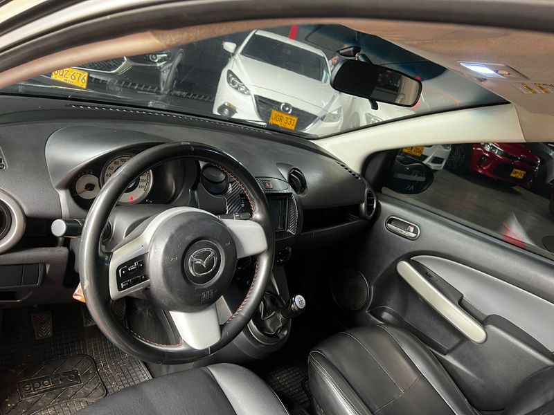 MAZDA 2 TOURING MECÁNICO 2011 - imagen secundaria 2