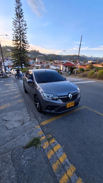 Renault logan 2023 pocos km como nuevo - imagen secundaria 2