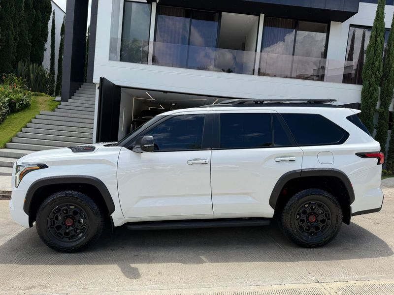 Toyota sequoia Edicion TRD PRO HIBRIDA - imagen secundaria 1