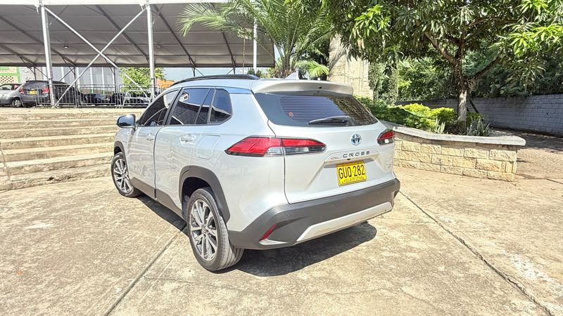 Vendo Toyota Corolla Cross Modelo 2023 versión SEG la tope de gama es híbrida por lo tanto no tiene pico y placa. - imagen secundaria 2