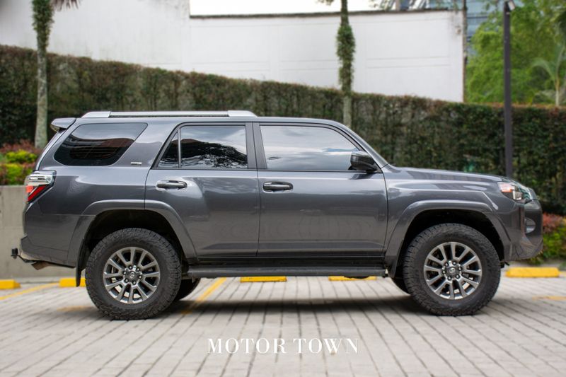TOYOTA 4RUNNER SR5 2023 - imagen secundaria 1